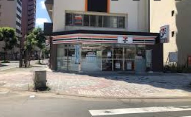 コンビニ　セブンイレブン（コンビニ）まで239m