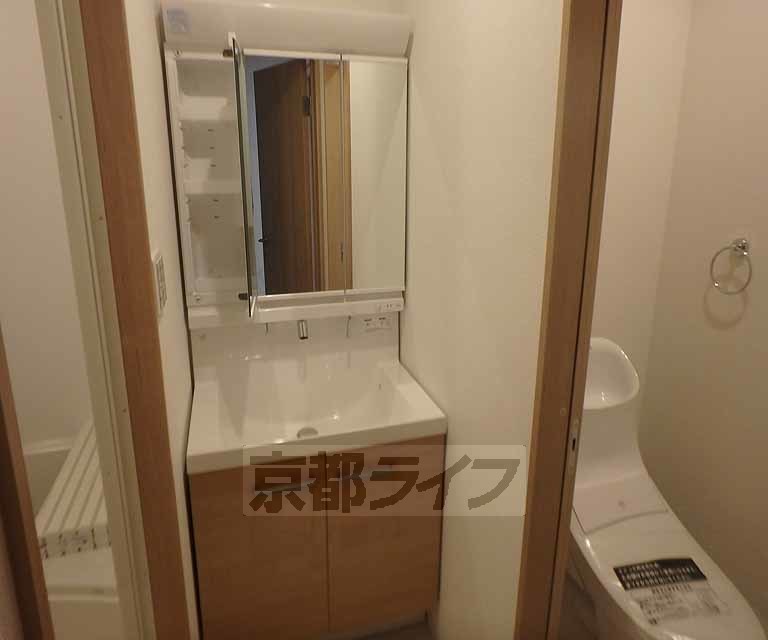 洗面設備　大きな鏡面と収納の有る使いやすい洗面台です