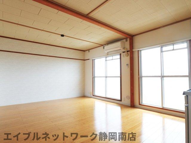 居室・リビング　こちらのリビングで趣味の時間をお楽しみください