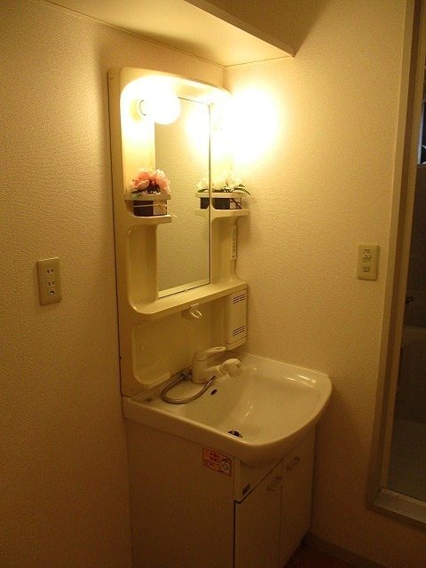 洗面設備　朝の忙しい時間に便利な独立洗面台。