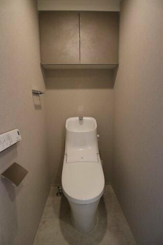 トイレ　落ち着いた色調のトイレです