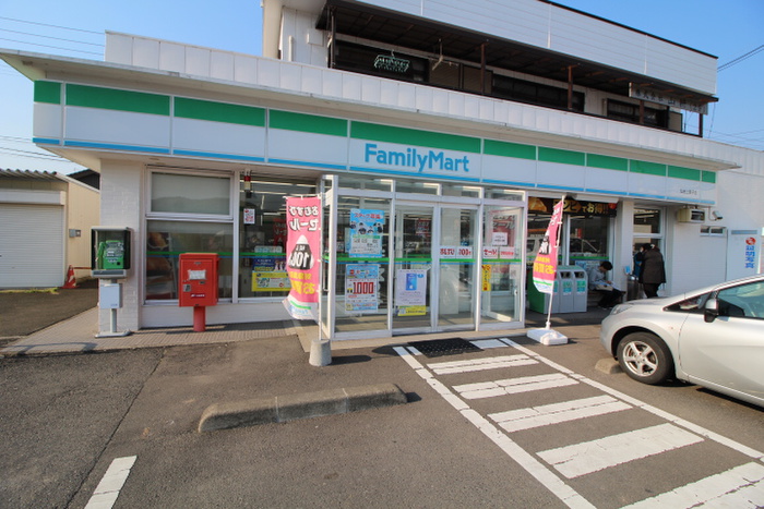 コンビニ　ファミリーマート（コンビニ）まで550m