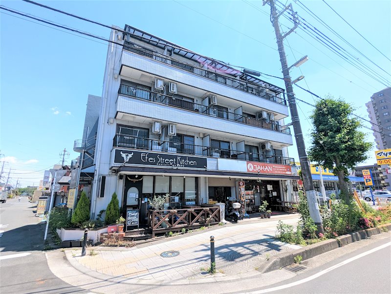 建物外観　お隣のマツキヨ側（南）から見たお写真です。