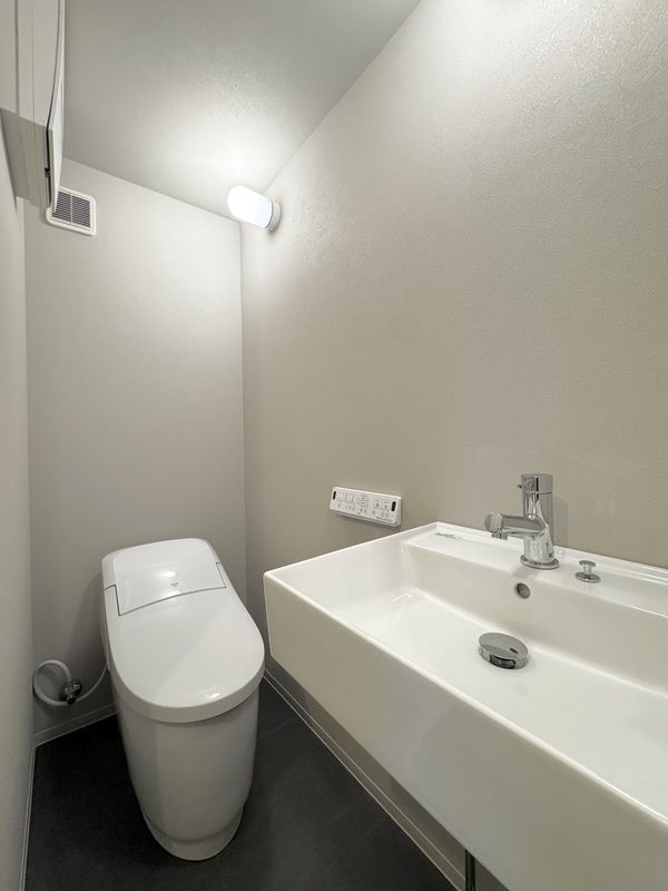 トイレ　*同物件、別部屋の写真です