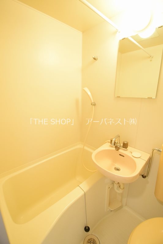 バス・シャワールーム　同物件反転タイプの室内写真です
