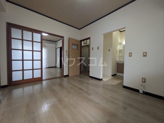 ハピネス二番町Bの居間写真