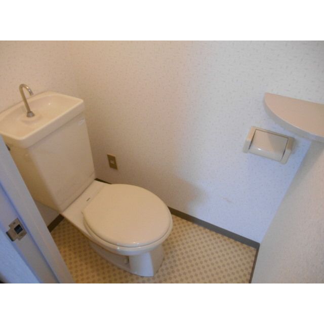 トイレ　落ち着いた色調のトイレです