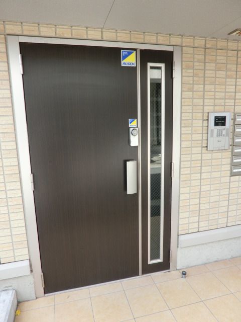 セキュリティ　オートロック付のエントランス。