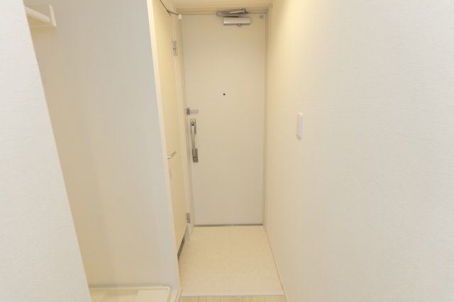 玄関　写真は205号室、同タイプになります。