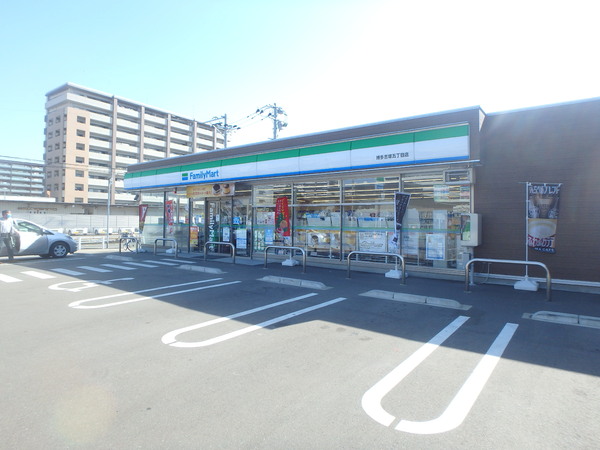 コンビニ　ファミリーマート吉塚五丁目店（コンビニ）まで442m
