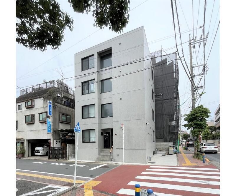 建物外観　鉄筋コンクリート造・総戸数は8戸です。