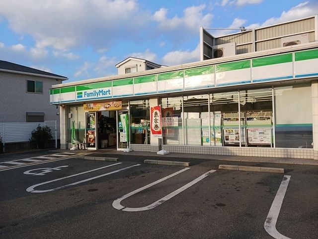 コンビニ　ファミリーマート様（コンビニ）まで450m