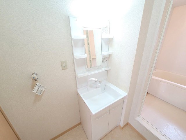 洗面設備　明るい洗面所です