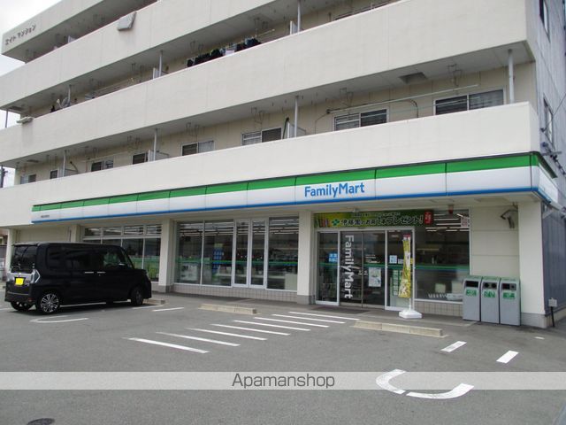 コンビニ　ファミリーマート（コンビニ）まで784m