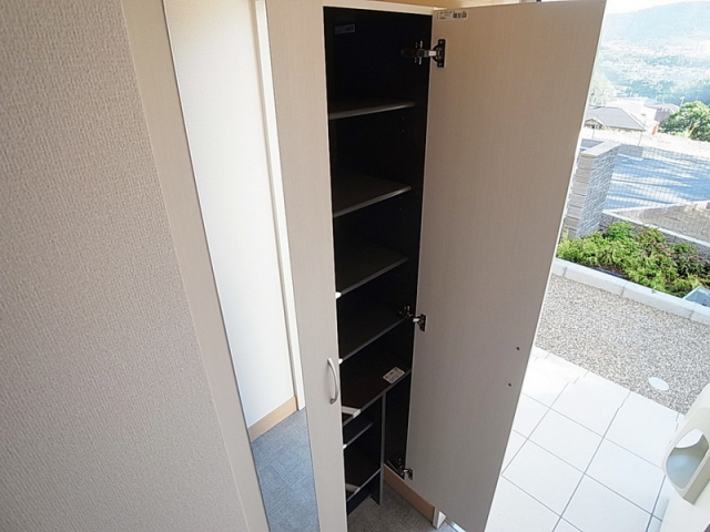 玄関　ミラー付きの大型シューズボックス