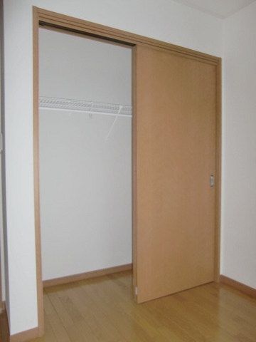 収納　各部屋に1間分のクローゼットがございます。