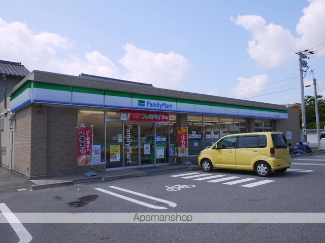 コンビニ　ファミリーマート（コンビニ）まで120m