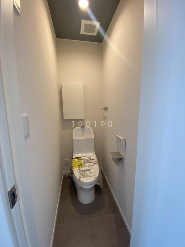 トイレ　嬉しい温水洗浄便座付きのトイレです。