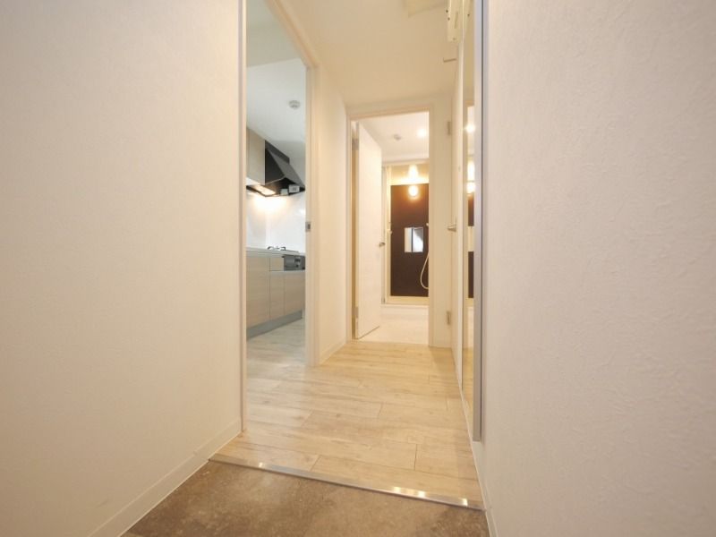 玄関　３号室タイプのお部屋写真となります。
