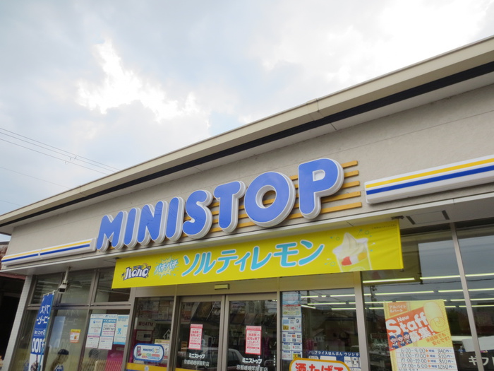 コンビニ　MINI　STOP（コンビニ）まで400m