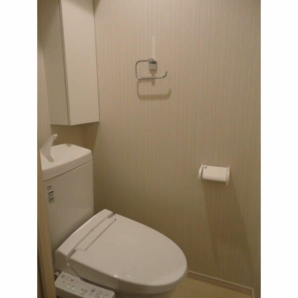 トイレ　落ち着いた色調のトイレです