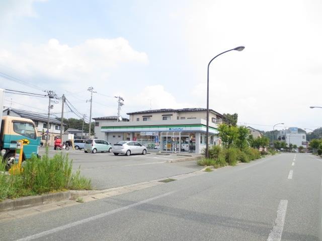 コンビニ　ファミリーマート　秋田高校前店（コンビニ）まで500m
