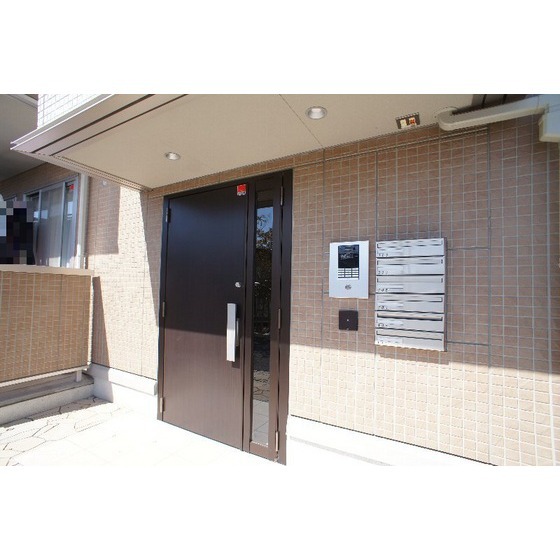 その他　共用エントランスにはオートロックあり