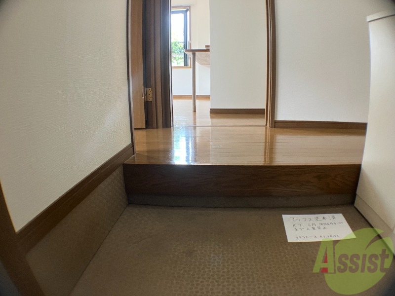 玄関　こちら玄関からの様子です。靴の着脱がしやすそうですね。