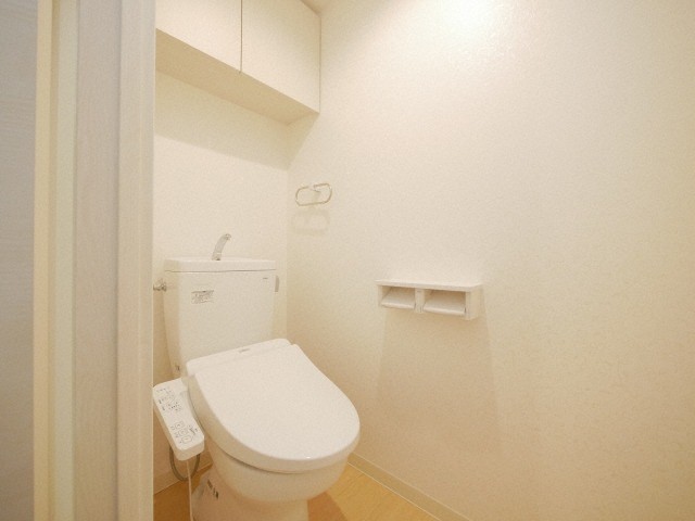 地下鉄東西線 バスセンター前駅 徒歩9分 4階建 築7年のトイレ写真