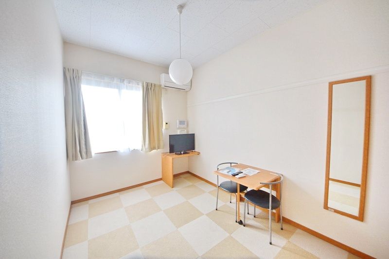 レオパレスメルベーユIIIの居間写真
