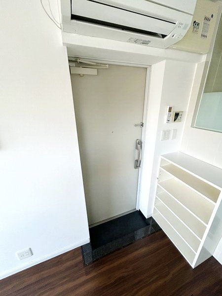玄関　※別部屋参考写真です
