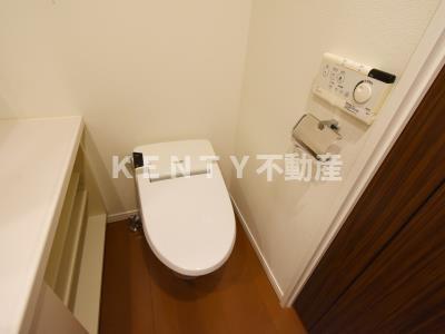 トイレ　落ち着いた色調のトイレです