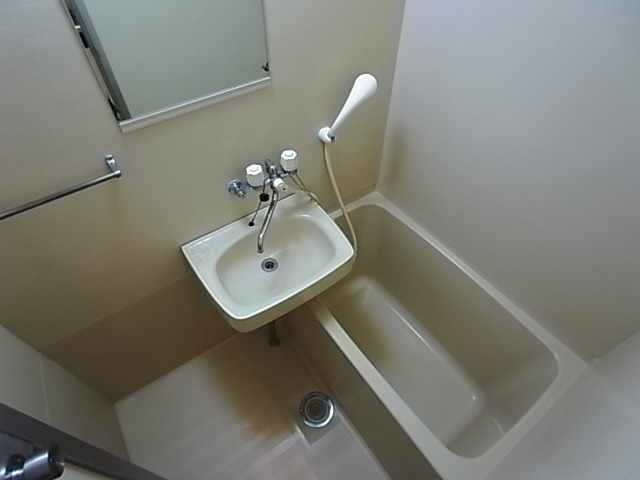 バス・シャワールーム　お風呂・トイレ別々のセパレートです