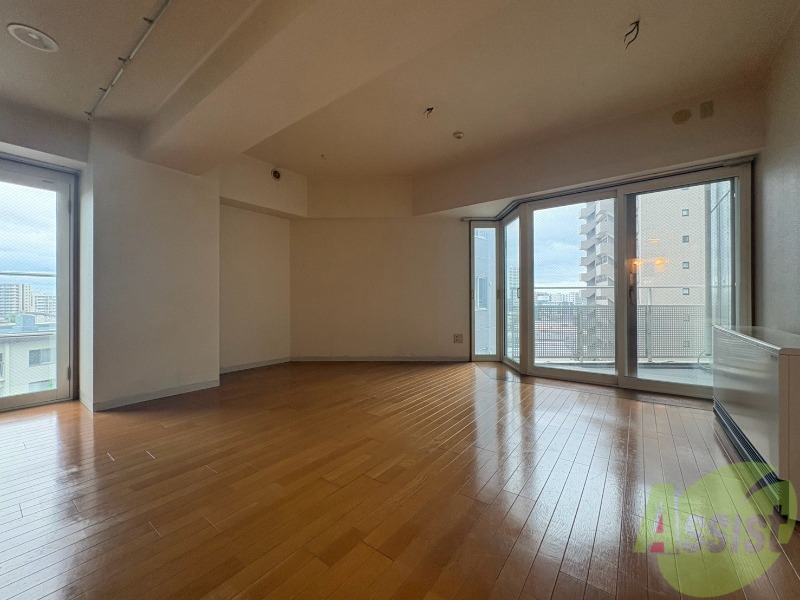 居室・リビング　日当たりが良くて心地よく過ごせそうなお部屋です。