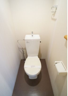 トイレ　落ち着いた色調のトイレです