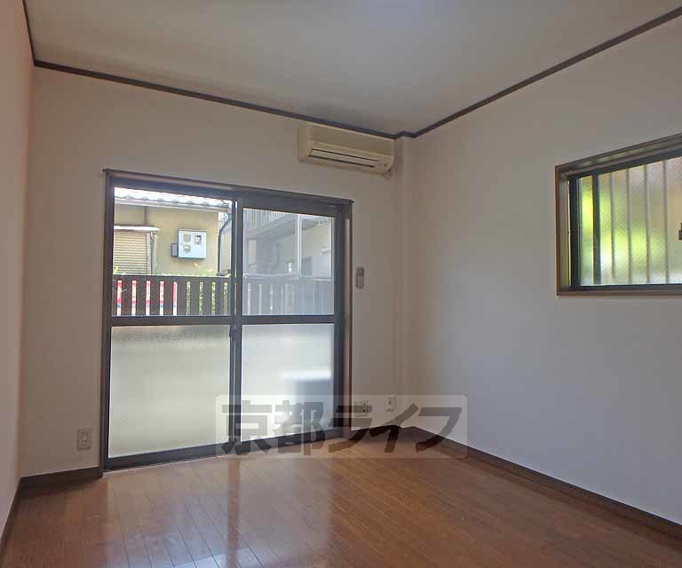 居室・リビング　１階はこの部屋のみの独立性の高いお部屋です。２面窓があ...