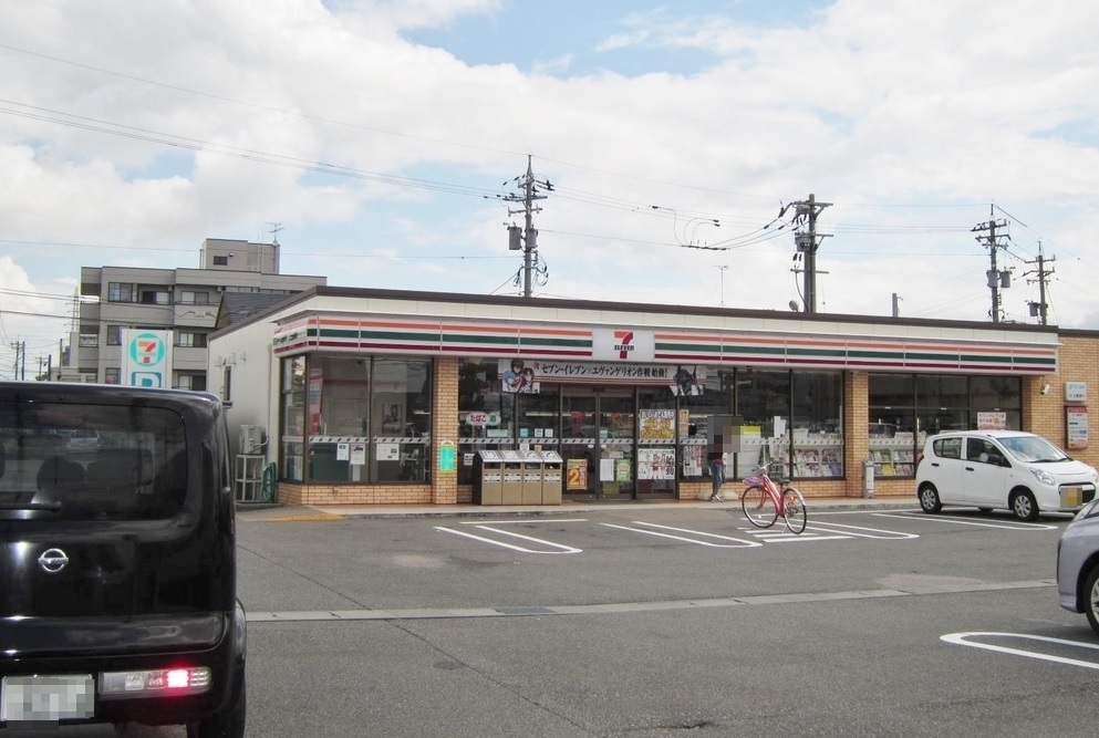 コンビニ　セブンイレブン金沢駅西本町3丁目店（コンビニ）まで330m