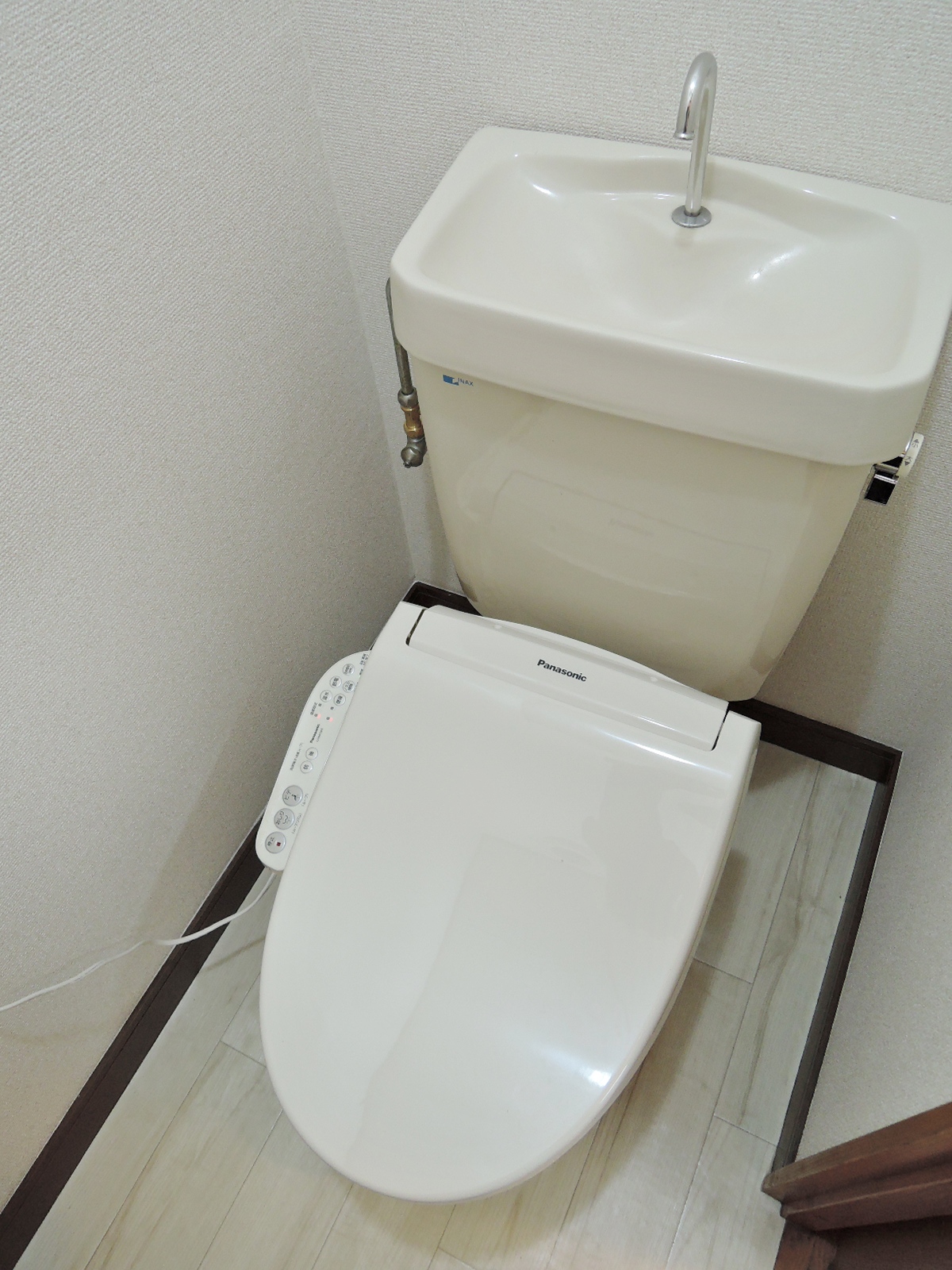 ＪＲ常磐線 東海駅 2階建 築32年のトイレ写真