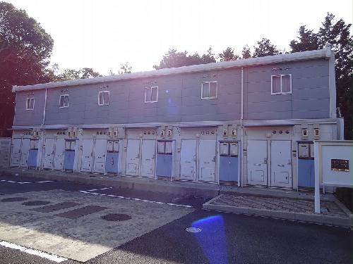 建物外観　2Fへは内階段で、外付け階段はありません