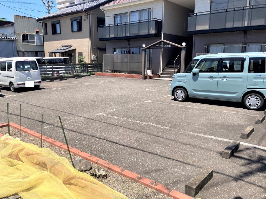 【静岡市駿河区池田のアパートの駐車場】