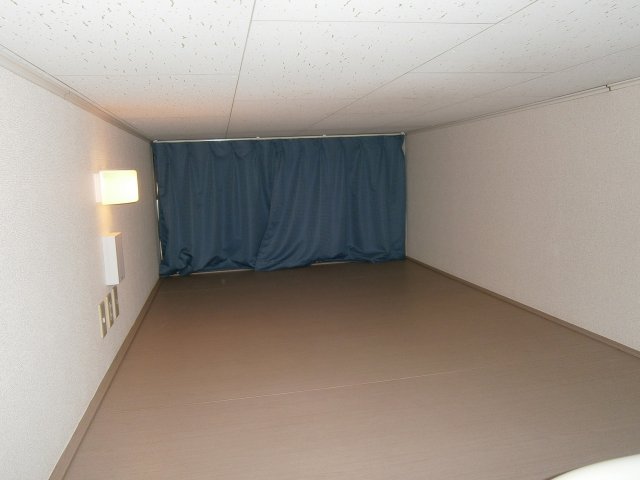 その他　ロフトにも窓があります