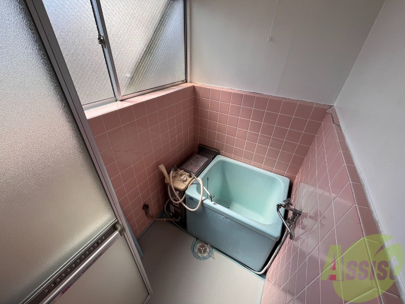 バス・シャワールーム　浴槽付きのお風呂です。ここで一日の疲れを癒しましょう。