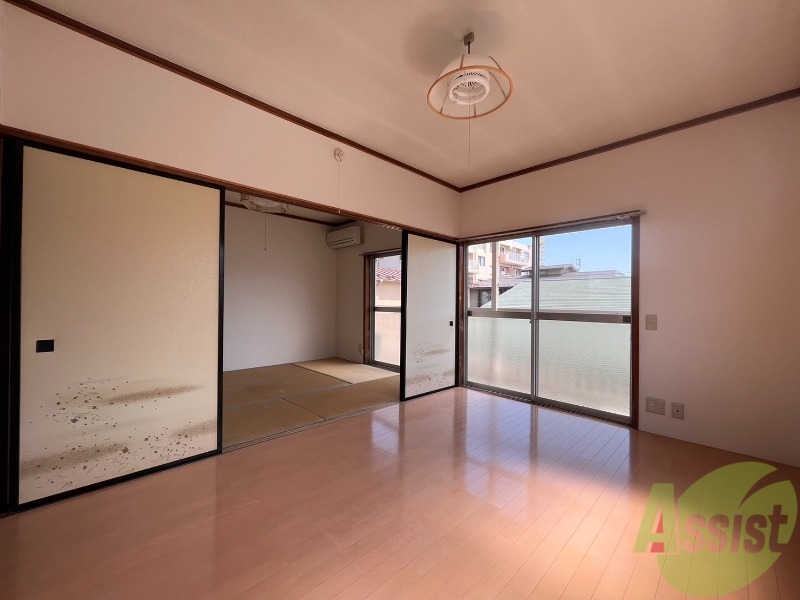 居室・リビング　大きな窓が付いていて日差しもたっぷり入ります。