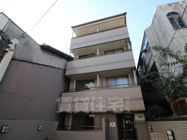 京都市上京区笹屋４丁目のマンションの建物外観