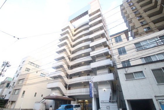 【広島市南区松川町のマンションの建物外観】