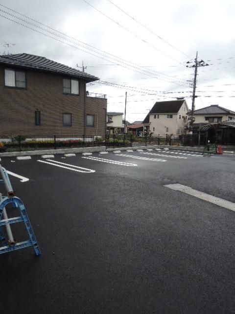 【富士市中里のアパートの駐車場】