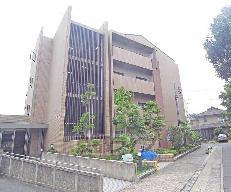 京都市右京区嵯峨柳田町のマンションの建物外観