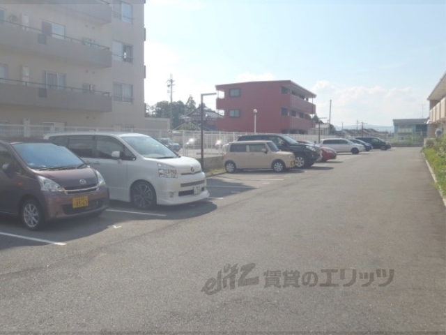 【守山市岡町のアパートの駐車場】