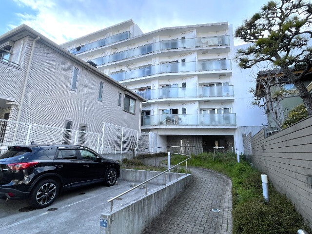 【ロイスグラン神戸湊川公園の建物外観】