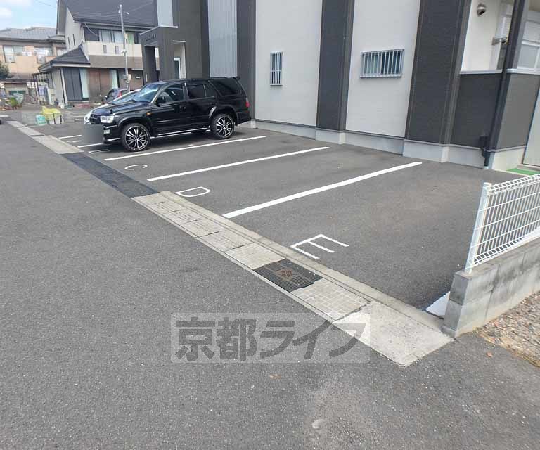 【グランデュール遊田の駐車場】